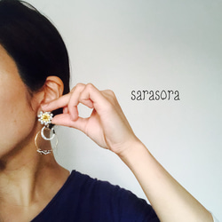 flower ×2hoops earrings 3枚目の画像