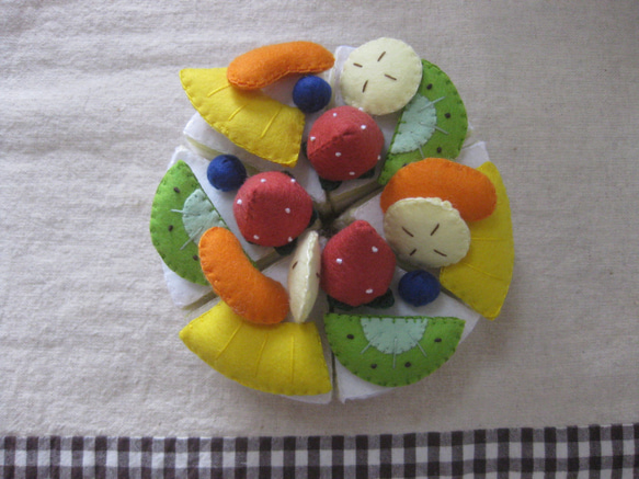 フルーツケーキ　ハンドメイド　フェルト　ままごと 1枚目の画像