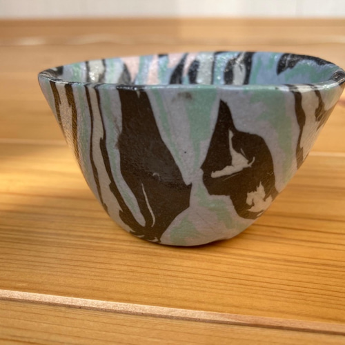 【美品】 半磁土練り込みのぐい呑み 荒海 おちょこ・ぐい呑み・徳利 とら 工芸品