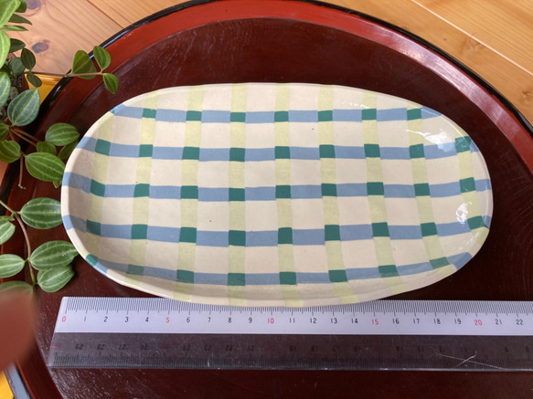 陶土練り込みの楕円皿　チェック柄 1枚目の画像
