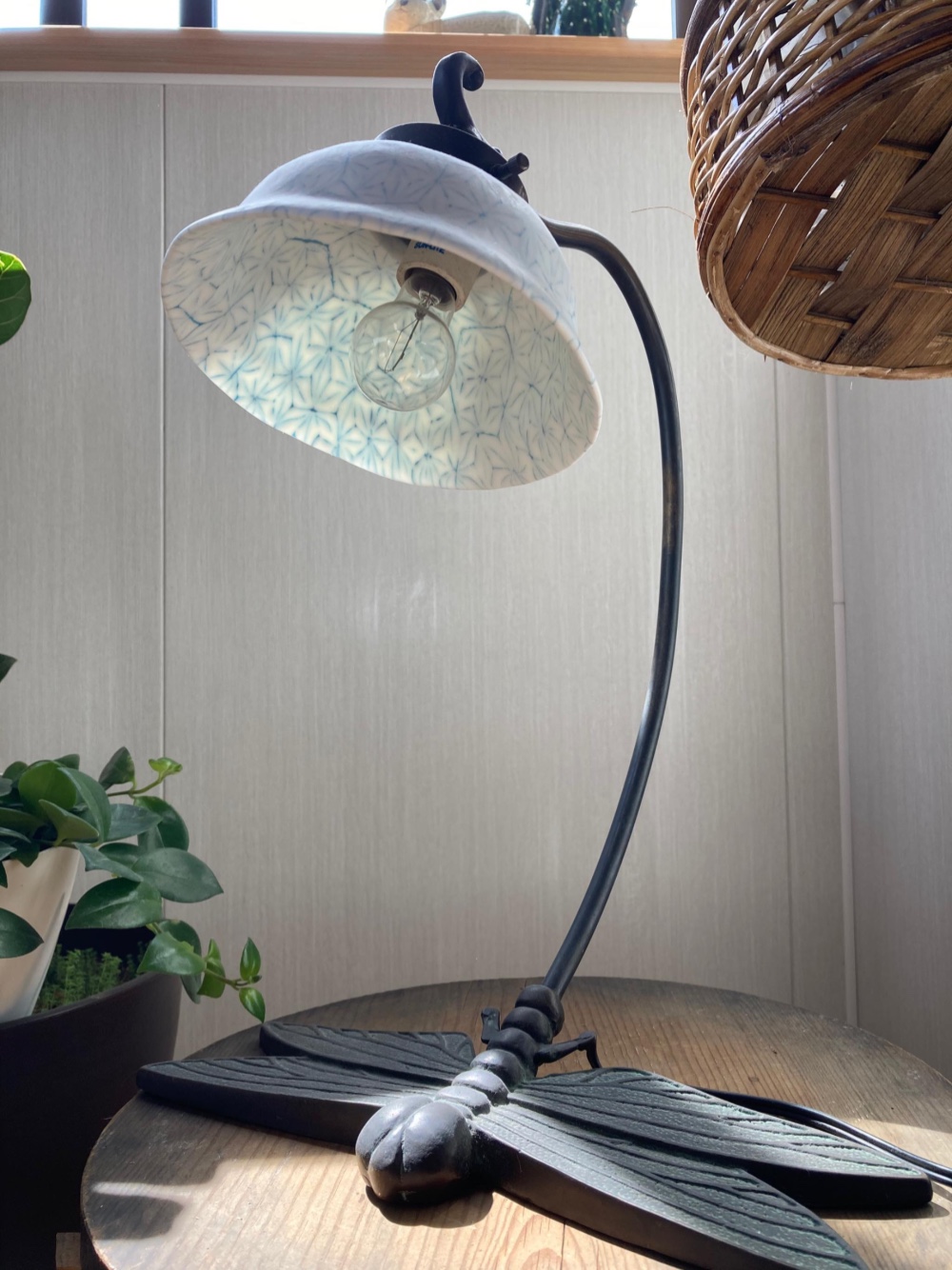 磁器練り込みの電笠のスタンド　トンボ　アンティーク　白熱灯 19,880円