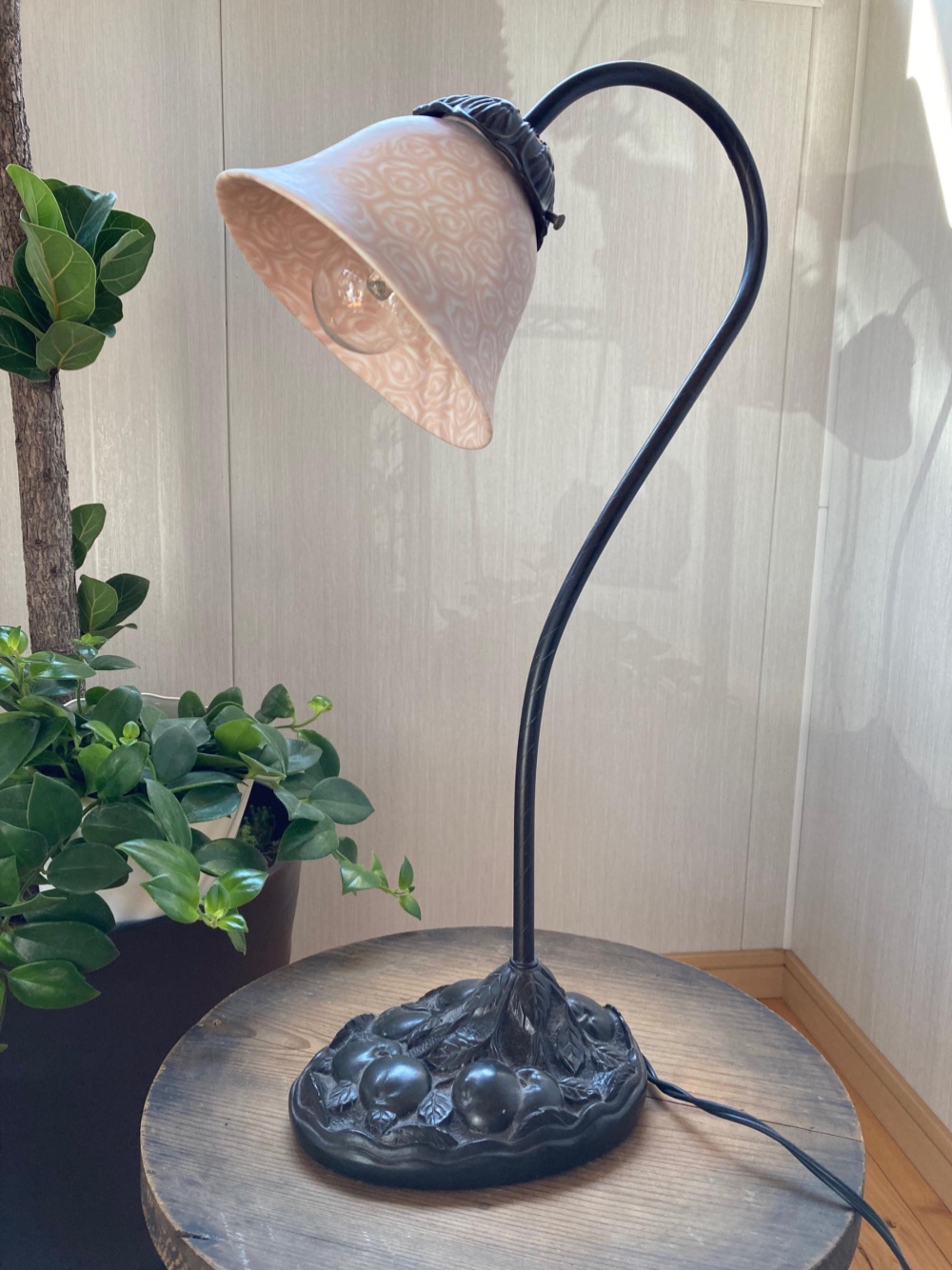 磁器練り込みの電笠のスタンド　バラ　アンティーク　白熱灯