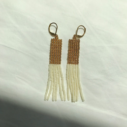 受注生産品 beads pierce "gold×ivory"　フリンジピアス　ビーズピアス 1枚目の画像