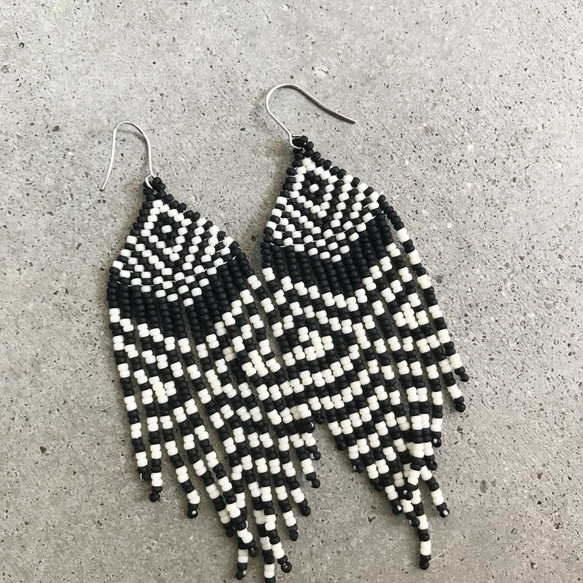 beads pierce "native black×white"　フリンジピアス　ビーズピアス　 2枚目の画像