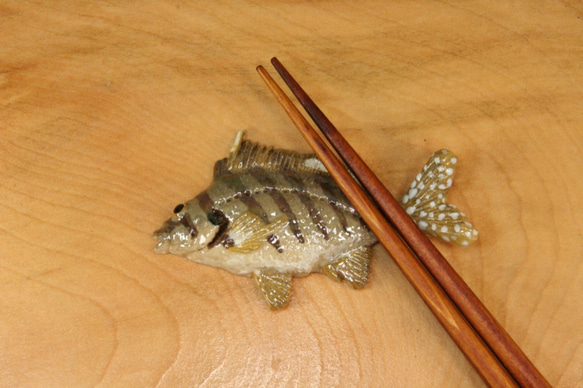 タカノハダイ・陶芸作品 箸置き（標準型-大）（陶 さかな ） 2枚目の画像