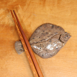 カレイ・陶芸作品 箸置き（標準型-大）（陶さかな） 1枚目の画像