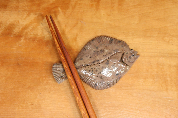 カレイ・陶芸作品 箸置き（標準型-大）（陶さかな） 1枚目の画像