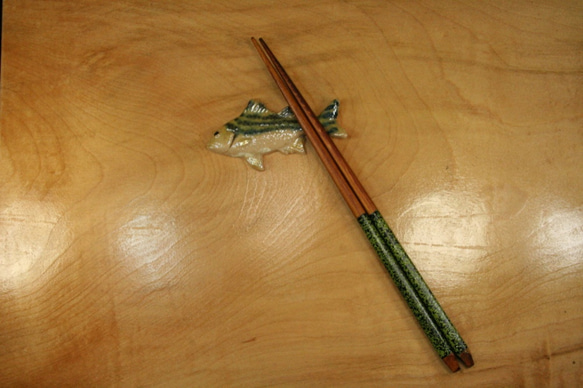 コトヒキ・陶芸作品 箸置き（標準型-大）（陶 さかな） 1枚目の画像