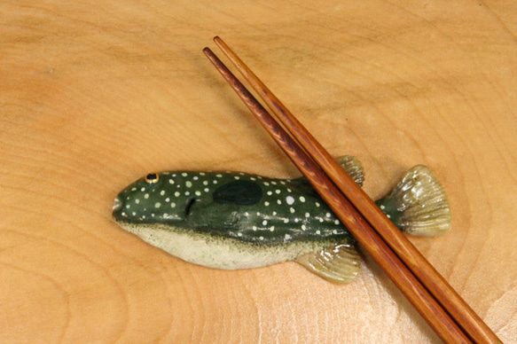 クサフグ・陶芸作品 箸置き（標準型-大）（陶 さかな） 2枚目の画像