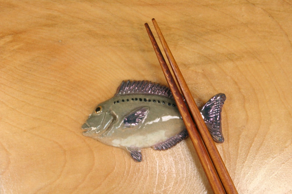 ニザダイ・陶芸作品 箸置き（標準型-大）（陶 さかな ） 2枚目の画像