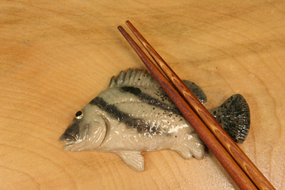 コショウダイ・陶芸作品 箸置き（標準型-大）（陶 さかな ） 2枚目の画像