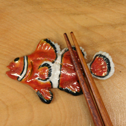 カクレクマノミ・陶芸作品 箸置き（標準型-大）（陶 さかな） 2枚目の画像