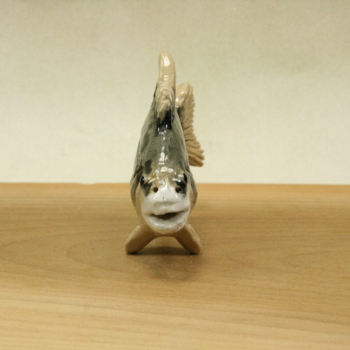 クチジロ・陶芸作品 置物mini（陶 さかな フィギュア） 立体