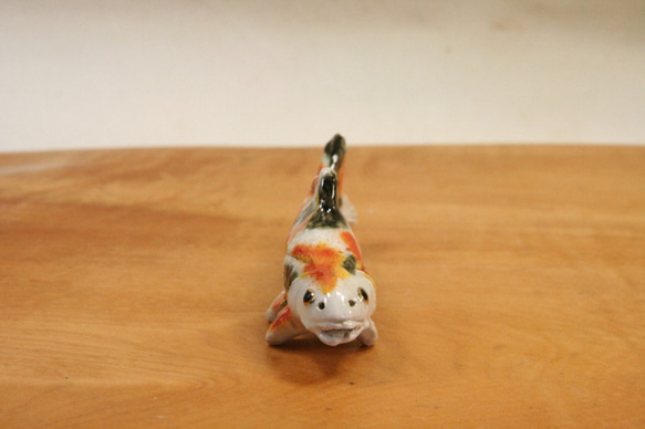 魚の形の粘土像 大人し