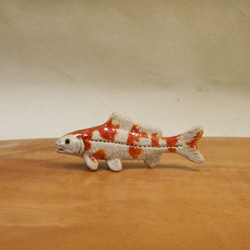 ニシキゴイ（白赤）・陶芸作品 置物mini（陶 さかな フィギュア） 2枚目の画像