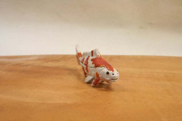 ニシキゴイ（白赤）・陶芸作品 置物mini（陶 さかな フィギュア） 5枚目の画像