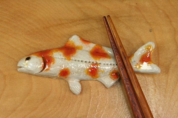 ニシキゴイ（白赤）・陶芸作品 箸置き（標準型-/大）（陶 さかな） 2枚目の画像