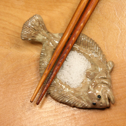 ヒラメ・陶芸作品 豆皿（陶 さかな 箸置き） 薬味皿・豆皿 やすだ陶
