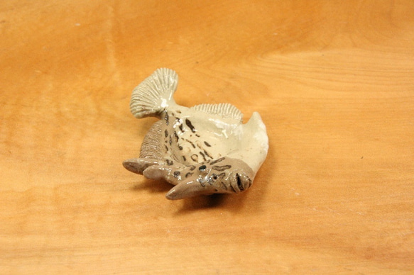 カワハギ・陶芸作品　豆皿（陶 さかな 箸置き） 2枚目の画像