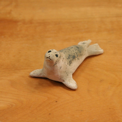 陶器？のアザラシに入ったゴマちゃんみたいな置き物 ゴマフアザラシ（子） 陶芸作品 置物 （陶 フィギュア） 立体