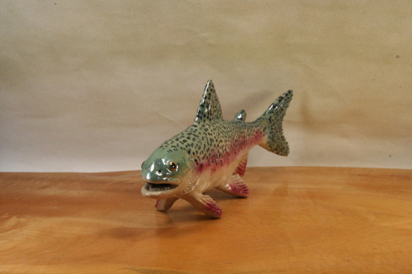 ニジマス（26cm型）・陶芸作品 置物（陶 さかな フィギュア） カスタムフィギュア 原型師 [かわいいバージョン]Cute edition 02 フィギュア オーダーメイド U1950610263(14850円)