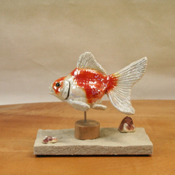 琉金・紅白（10cm型）・陶芸作品 置物（陶 さかな フィギュア） 2枚目の画像