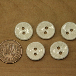 陶ボタン・透明釉・白押印模様（サイズ小・約18mm） 2枚目の画像