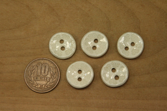 陶ボタン・透明釉・白押印模様（サイズ小・約18mm） 2枚目の画像
