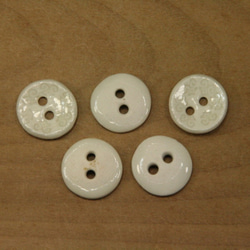 陶ボタン・透明釉・白押印模様（サイズ小・約18mm） 3枚目の画像