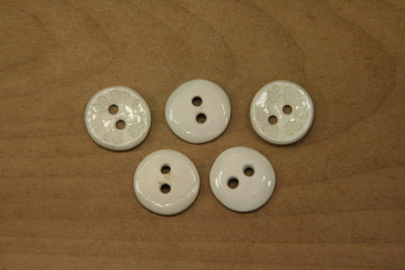 陶ボタン・透明釉・白押印模様（サイズ小・約18mm） 3枚目の画像