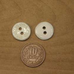 陶ボタン・透明釉・白押印模様（サイズ小・約18mm） 4枚目の画像