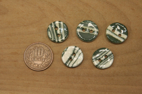 陶ボタン・緑白練込（サイズ小・約18mm） 2枚目の画像