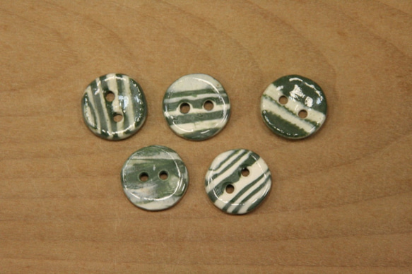 陶ボタン・緑白練込（サイズ小・約18mm） 3枚目の画像
