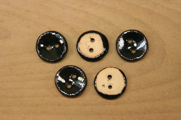 陶ボタン・黒天目釉（サイズ中・約21mm） 3枚目の画像
