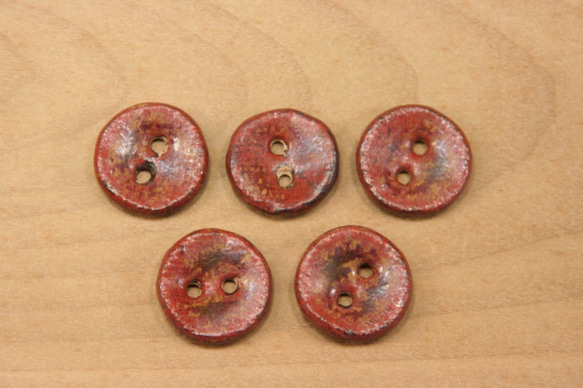 陶ボタン・鉄赤釉 I（サイズ中・約21mm） 1枚目の画像