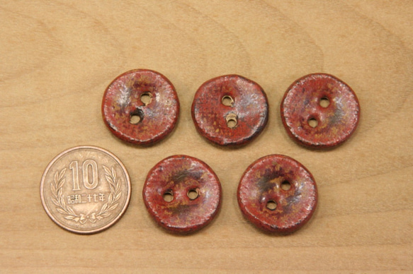 陶ボタン・鉄赤釉 I（サイズ中・約21mm） 2枚目の画像