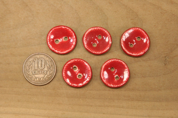 陶ボタン・赤釉（サイズ中・約21mm） 2枚目の画像