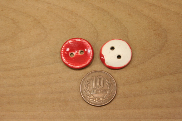 陶ボタン・赤釉（サイズ中・約21mm） 4枚目の画像