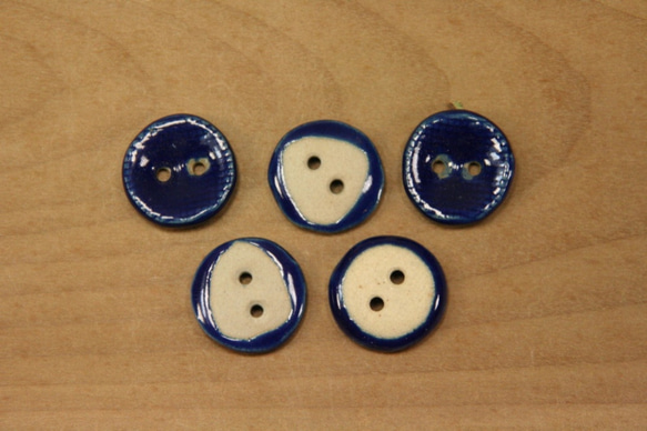 陶ボタン・紺青釉（サイズ中・約21mm） 3枚目の画像