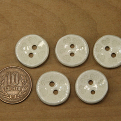 陶ボタン・透明釉・白押印模様（サイズ中・約21mm） 2枚目の画像