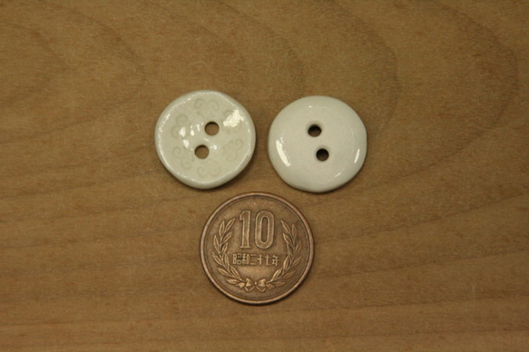 陶ボタン・透明釉・白押印模様（サイズ中・約21mm） 4枚目の画像
