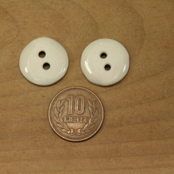 陶ボタン・透明釉・白押印模様（サイズ中・約21mm） 5枚目の画像
