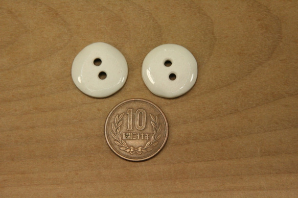 陶ボタン・透明釉・白押印模様（サイズ中・約21mm） 5枚目の画像