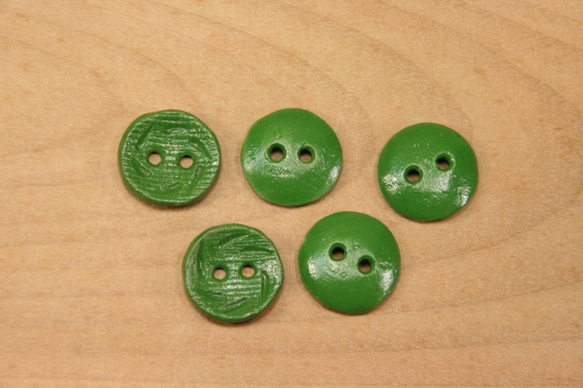 陶ボタン・緑泥（サイズ中・約21mm） 3枚目の画像