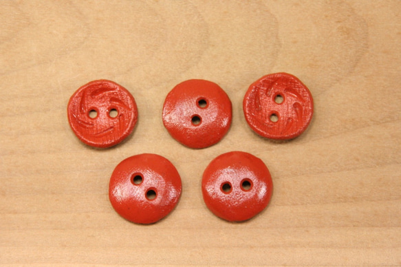 陶ボタン・赤チャラ（サイズ中・約21mm） 3枚目の画像