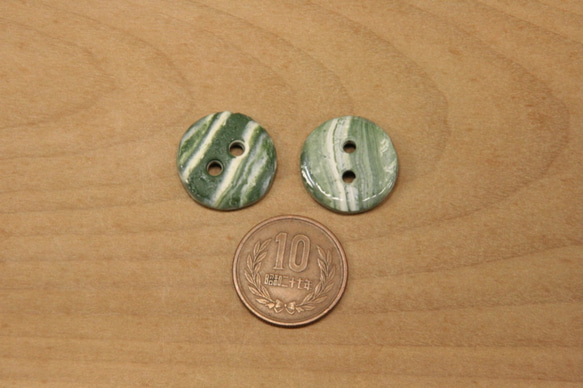 陶ボタン・緑白練込（サイズ中・約21mm） 5枚目の画像