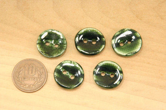 陶ボタン・緑白練込・織部釉（サイズ中・約21mm） 2枚目の画像