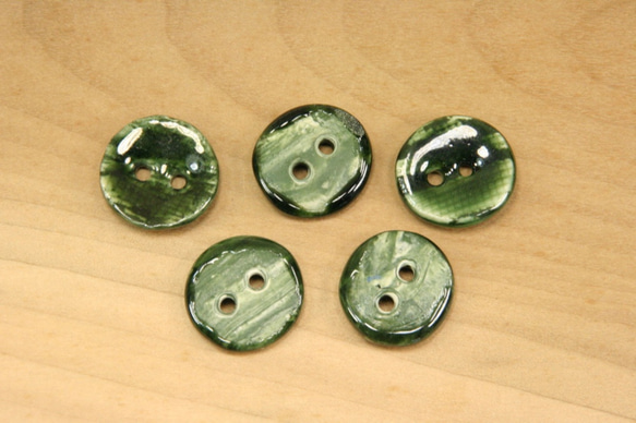 陶ボタン・緑白練込・織部釉（サイズ中・約21mm） 3枚目の画像