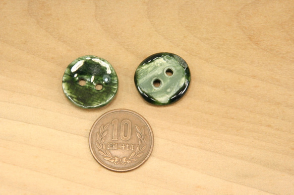 陶ボタン・緑白練込・織部釉（サイズ中・約21mm） 4枚目の画像