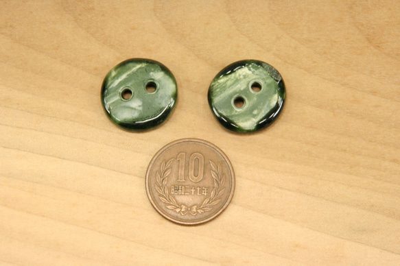 陶ボタン・緑白練込・織部釉（サイズ中・約21mm） 5枚目の画像